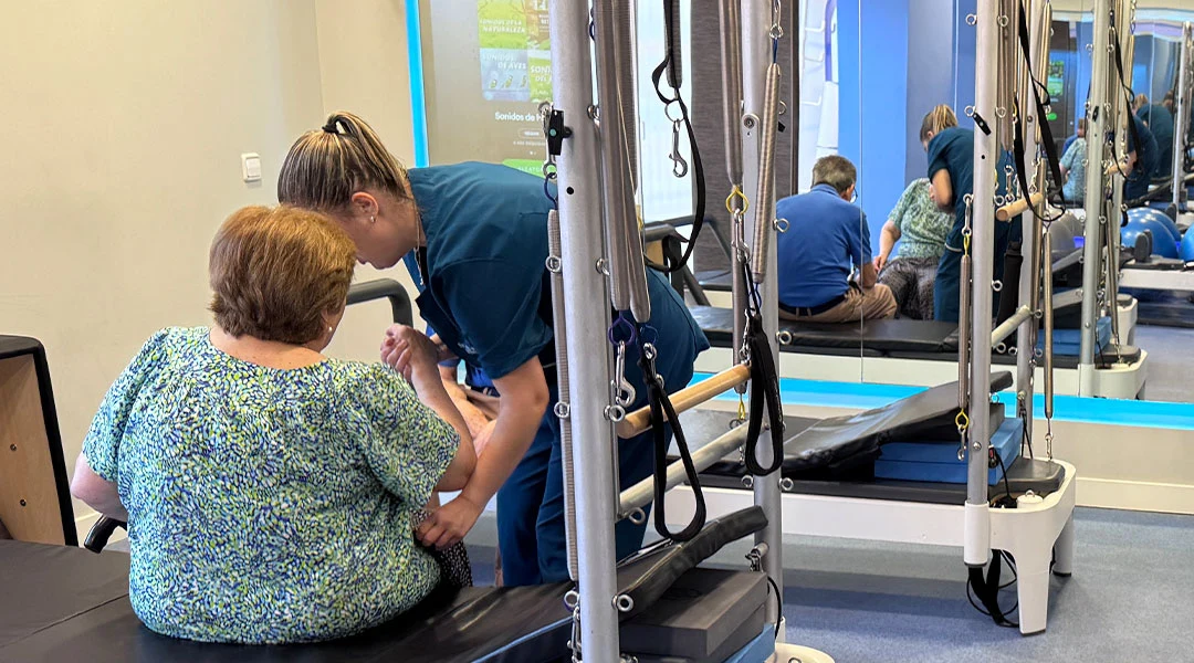 Fisioterapeuta brindando atención cercana y humana durante una sesión terapéutica, con enfoque en el bienestar del paciente.