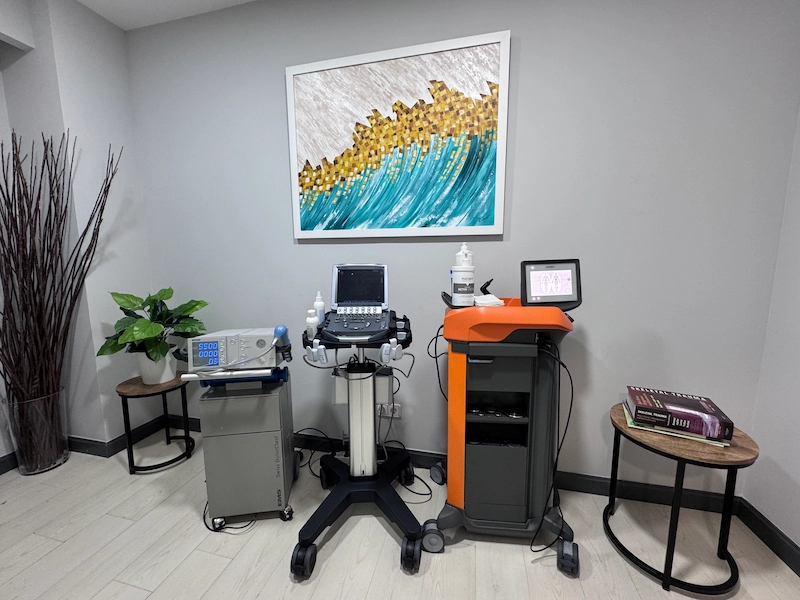 Equipamiento avanzado de fisioterapia con ecógrafo, ondas de choque e INDIBA para tratamientos precisos y personalizados.