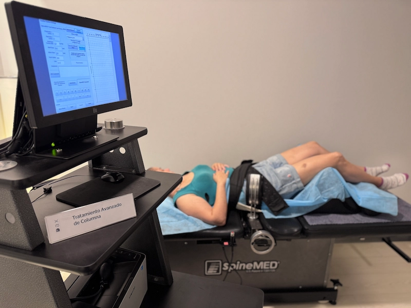 Sesión de descompresión vertebral axial con tecnología SpineMED para aliviar presión discal en pacientes con hernias y ciática.